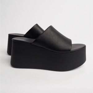 ✨TONY BIANCO✨Tegan Black Sheep Nappa Wedges